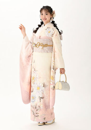 振袖成人女性立ち姿の写真